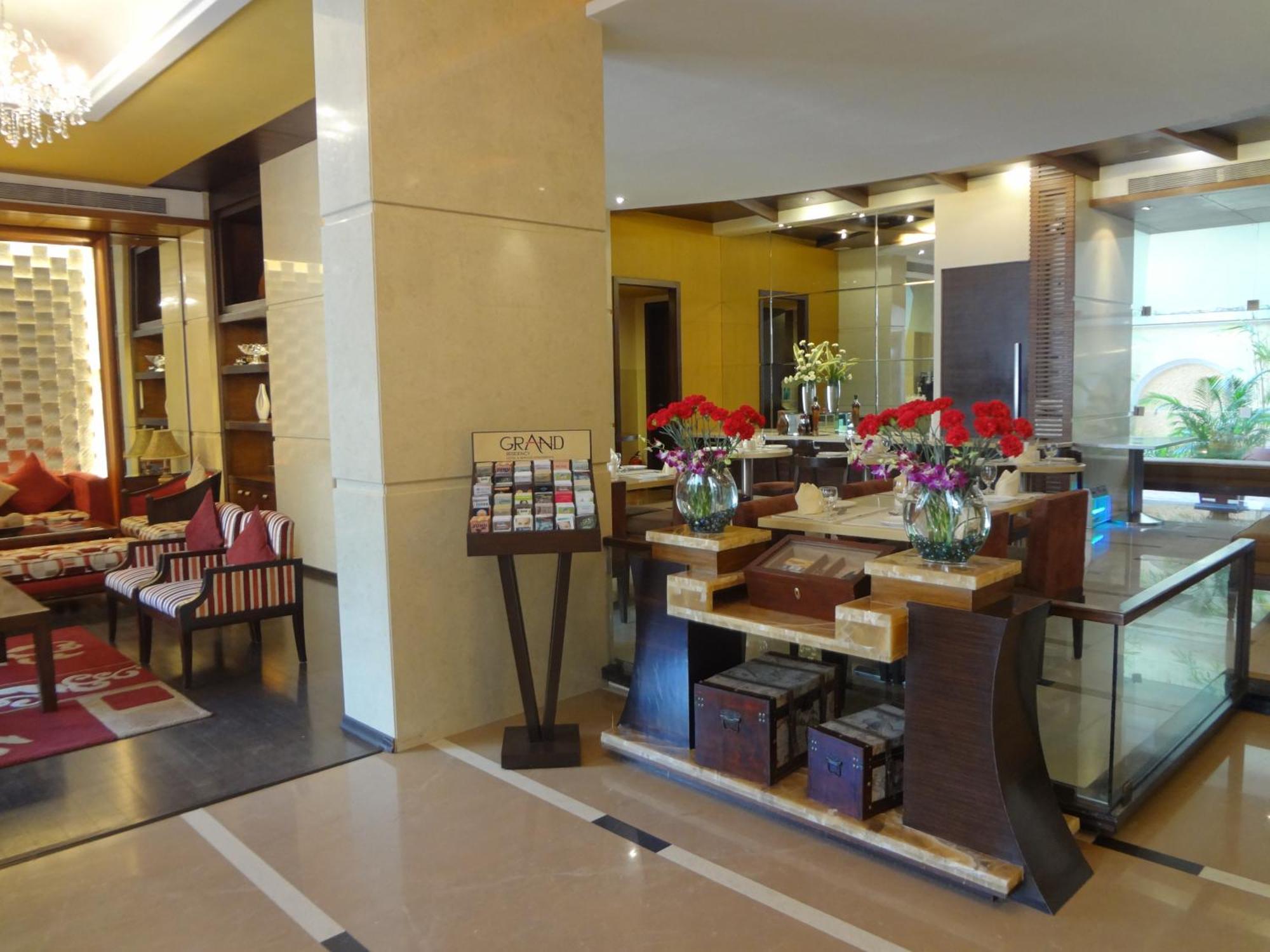 Grand Residency Hotel & Serviced Apartments Мумбаи Экстерьер фото
